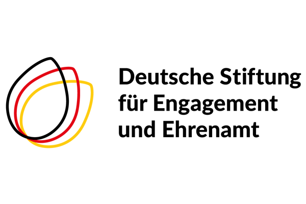 Momelino: Ein abstraktes Logo mit zwei ineinander verschlungenen, ovalen Linien in Rot und Gelb vor einem schwarzen Hintergrund für MINT-Bildung.