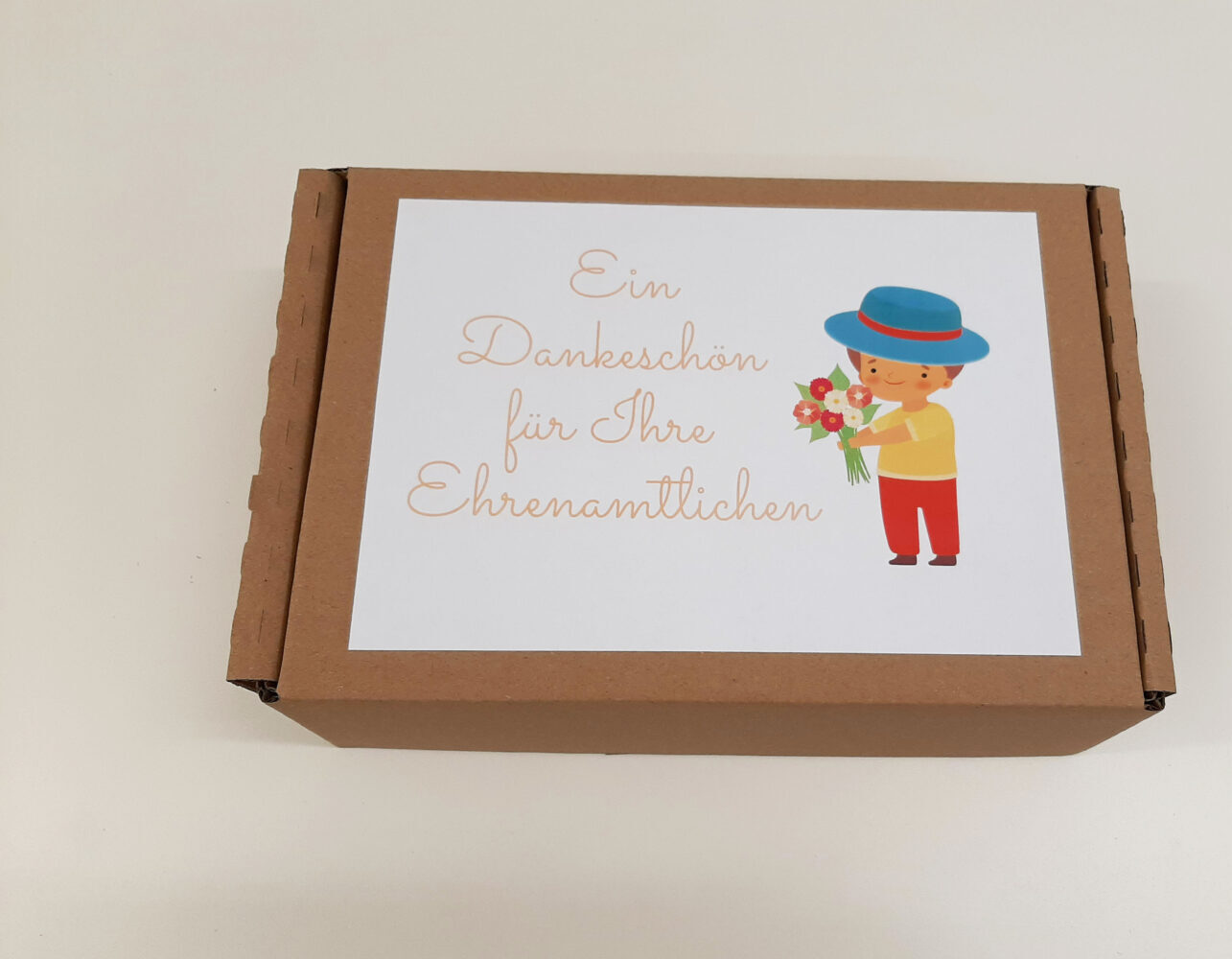 Momelino: Eine Dankeschön-Box für Ehrenamtliche von Momelino, die Projekte unterstützen und wertvolle Hilfe leisten.