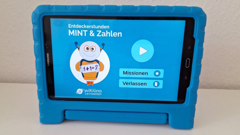 Momelino: Ein blaues Tablet in einer Schutzh&uuml;lle zeigt die App Entdeckerstunde MINT & Zahlen, bei der das spielerische Lernen f&uuml;r Kinder gef&ouml;rdert wird.