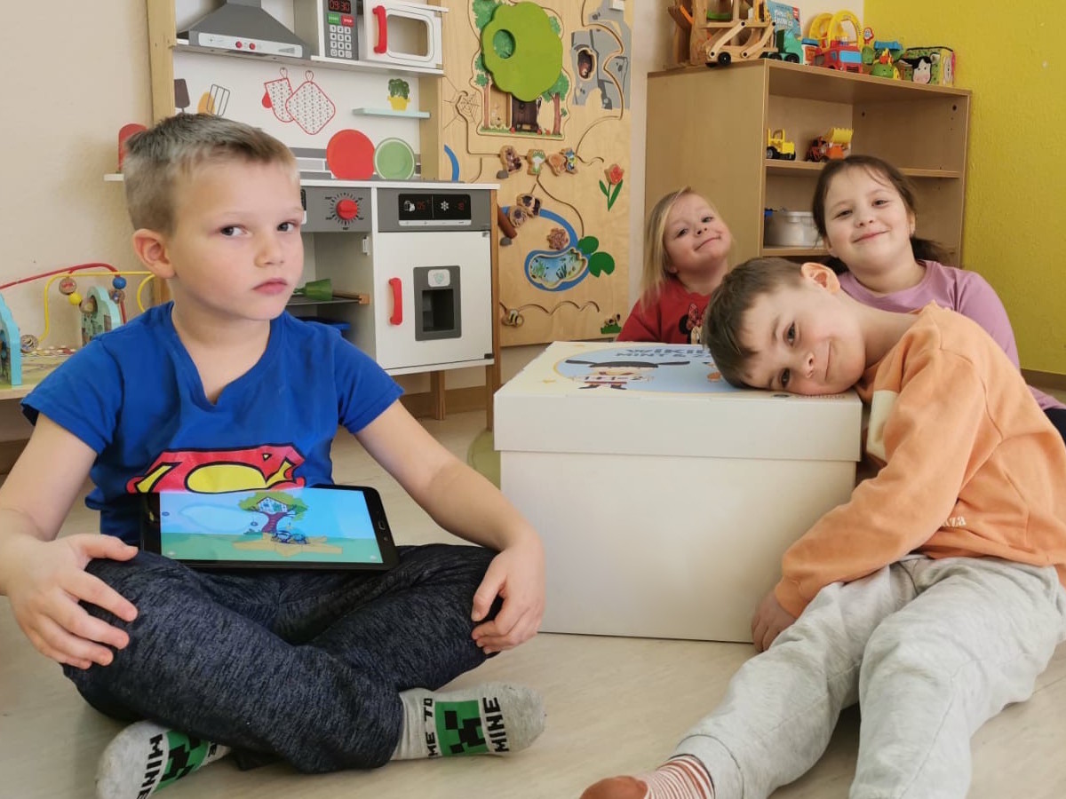 Momelino: Kinder im MINT- und BNE-Bildungsprogramm wiKilino spielen und lernen gemeinsam in einem kreativen Raum.