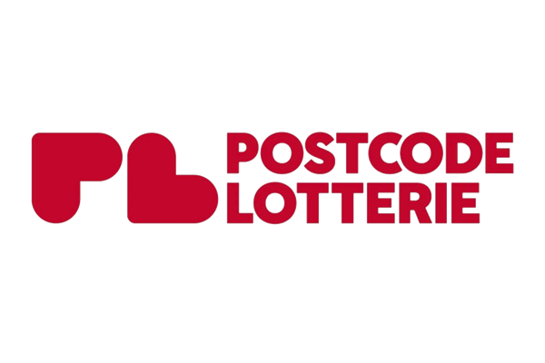 Momelino: Das rote Logo der Postcode Lotterie auf schwarzem Hintergrund, bestehend aus einem stilisierten PL-Symbol und dem Schriftzug in Großbuchstaben.