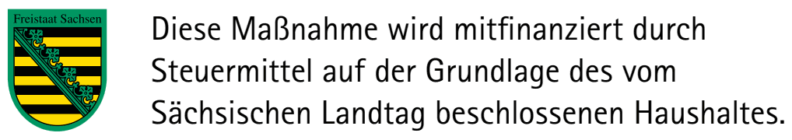 Momelino: Das Logo von Momelino in der Werkstatt, das die Unterstützung durch den Freistaat Sachsen zeigt.