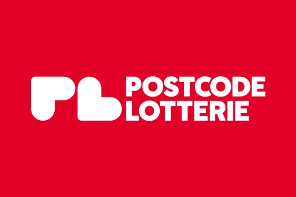 Momelino: Das weiße Logo der Postcode Lotterie auf rotem Hintergrund mit dem stilisierten PL-Symbol und dem Schriftzug in einer modernen, serifenlosen Schrift.